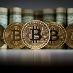 بيتكوين يتراجع مع تصاعد التوترات… والأسواق تعيد تسعير المخاطر وسط ضغوط جيوسياسية وتنظيمية