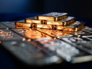 الذهب بين صعود الماضي وتصحيح المستقبل: هل يبدأ المعدن النفيس رحلة هبوط جديدة؟