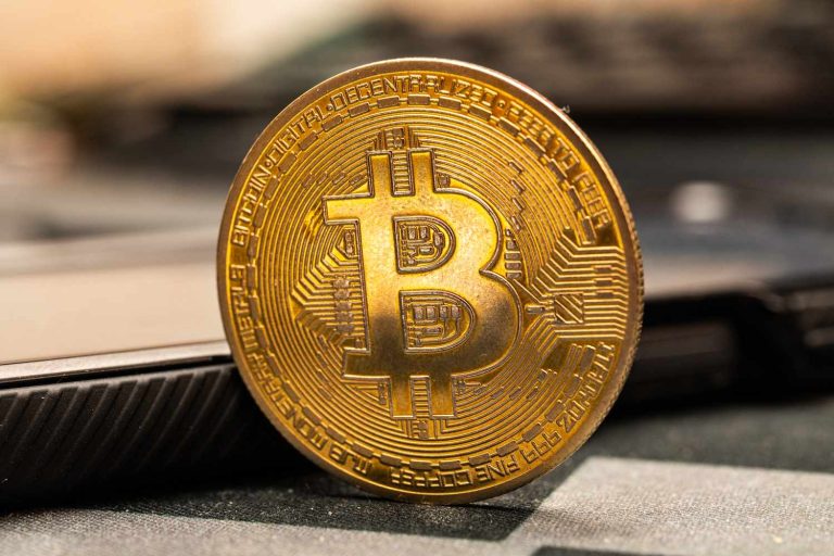 بيتكوين بين الحرب والذكاء الاصطناعي: هل يقود الانكماش السوق أم تقوده السيولة؟