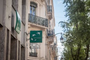 بنك BNP Paribas يحقق أرباحًا قياسية بدعم من التداول وقطاع الاستثمار رغم تباين الأداء التشغيلي