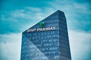 بنك BNP Paribas يحقق أرباحًا قياسية بدعم من التداول وقطاع الاستثمار رغم تباين الأداء التشغيلي