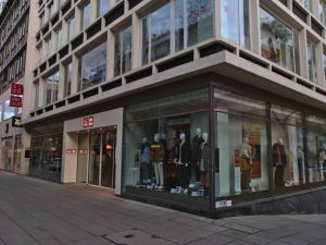 فاست ريتيلينغ ترفع توقعاتها للأرباح بدعم مبيعات يونيكلو العالمية