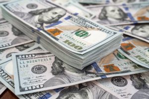 تكشف سوق الصرف في مصر عن مفارقة لافتة بين السعر الحالي للدولار والتوقعات المستقبلية، حيث تظهر العقود الآجلة مستويات أعلى بكثير من السعر الفوري، ما يعكس تصاعد القلق بشأن مستقبل الجنيه المصري في ظل ضغوط اقتصادية داخلية وخارجية.السعر الحالي مقابل التوقعاتيتحرك الدولار في السوق الفورية قرب مستوى 55 جنيهاً، بينما تشير العقود الآجلة لأجل 12 شهراً إلى مستويات تقارب 64 جنيهاً. هذه الفجوة لا تعبر فقط عن اختلاف في التسعير، بل تعكس نظرة مستقبلية تتوقع استمرار الضغوط على العملة المحلية.كيف تُفسر هذه الفجوة؟العقود الآجلة لا تعكس السعر الحالي، بل تمثل تقديرات المستثمرين لما قد يحدث مستقبلاً. فهي أداة تُستخدم لقياس التوقعات والتحوط من المخاطر، وليس للتداول الفعلي للعملة.وعندما تكون هذه العقود أعلى بكثير من السعر الفوري، فإن ذلك يعني أن الأسواق تتوقع تراجعاً إضافياً في قيمة الجنيه خلال الفترة القادمة.العوامل التي تدفع التوقعات السلبيةترتبط هذه التوقعات بعدة عوامل متداخلة، من أبرزها:استمرار الضغوط التضخميةارتفاع تكلفة الاستيرادضعف تدفقات العملة الأجنبيةحساسية الاقتصاد المصري لتقلبات الأسواق العالميةكل هذه العوامل تجعل المستثمرين أكثر حذراً، وتدفعهم لتسعير سيناريوهات أكثر تشدداً.تأثير التوترات الجيوسياسيةتلعب التطورات في الشرق الأوسط دوراً مهماً في تشكيل هذه التوقعات، خاصة مع ارتفاع أسعار الطاقة نتيجة الصراع، ما يضيف أعباء إضافية على الاقتصاد المصري.كما أن حالة عدم الاستقرار العالمي تدفع رؤوس الأموال إلى الابتعاد عن الأسواق الناشئة، وهو ما يزيد من الضغط على الجنيه ويعمق الفجوة بين الحاضر والمستقبل.الخلاصةالفارق بين السعر الفوري والعقود الآجلة للدولار يعكس بوضوح نظرة الأسواق للمخاطر القادمة، وليس مجرد اختلاف في التسعير. ومع استمرار التحديات الاقتصادية والجيوسياسية، تبقى التوقعات تميل نحو مزيد من الضغط على الجنيه المصري خلال الفترة المقبلة.