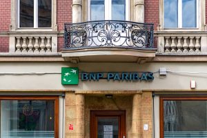 بنك BNP Paribas يحقق أرباحًا قياسية بدعم من التداول وقطاع الاستثمار رغم تباين الأداء التشغيلي