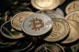 بيتكوين ترتد فوق 76 ألف دولار اليوم مع انحسار التوترات بين أمريكا وإيران