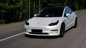 تسلا تتقدم في سباق سيارات الأجرة الروبوتية.. لكن Waymo لا تزال في الصدارة