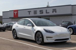 تسلا تتقدم في سباق سيارات الأجرة الروبوتية.. لكن Waymo لا تزال في الصدارة