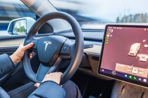تسلا تتقدم في سباق سيارات الأجرة الروبوتية.. لكن Waymo لا تزال في الصدارة