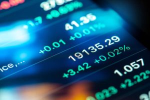 الأسهم البريطانية ترتفع بدعم نتائج الشركات وصعود أسعار النفط