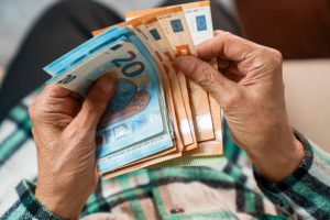 اليورو يتراجع لأدنى مستوى في 4 أسابيع مع قوة الدولار وترقب قرارات الفائدة