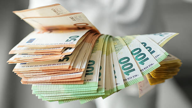 اليورو يتراجع لأدنى مستوى في 4 أسابيع مع قوة الدولار وترقب قرارات الفائدة