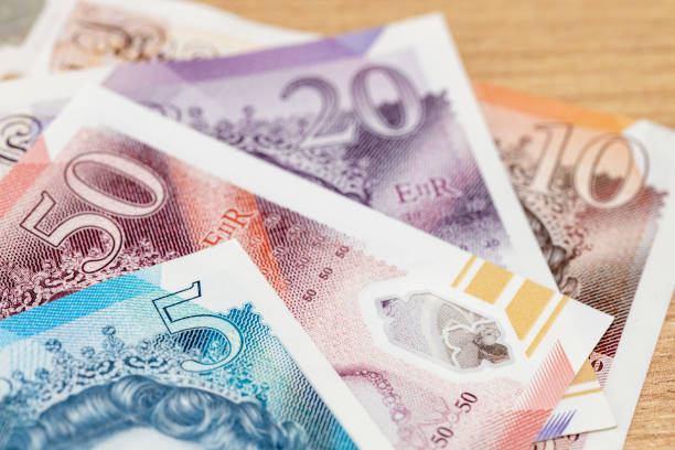 سعر الجنيه الإسترليني يتراجع أمام الدولار واليورو يرتفع وسط ترقب قرار الفيدرالي الأمريكي