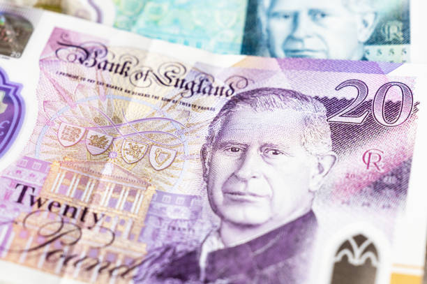 سعر الجنيه الإسترليني يتراجع أمام الدولار واليورو يرتفع وسط ترقب قرار الفيدرالي الأمريكي