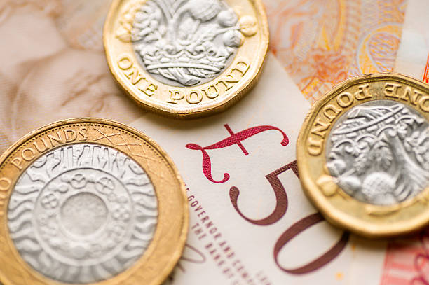 سعر الجنيه الإسترليني يتراجع أمام الدولار واليورو يرتفع وسط ترقب قرار الفيدرالي الأمريكي